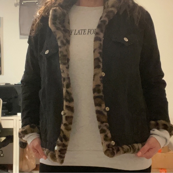 Oversized Denim Jacket with Leopard (faux) Fur Lining - Picture 6 of 9
